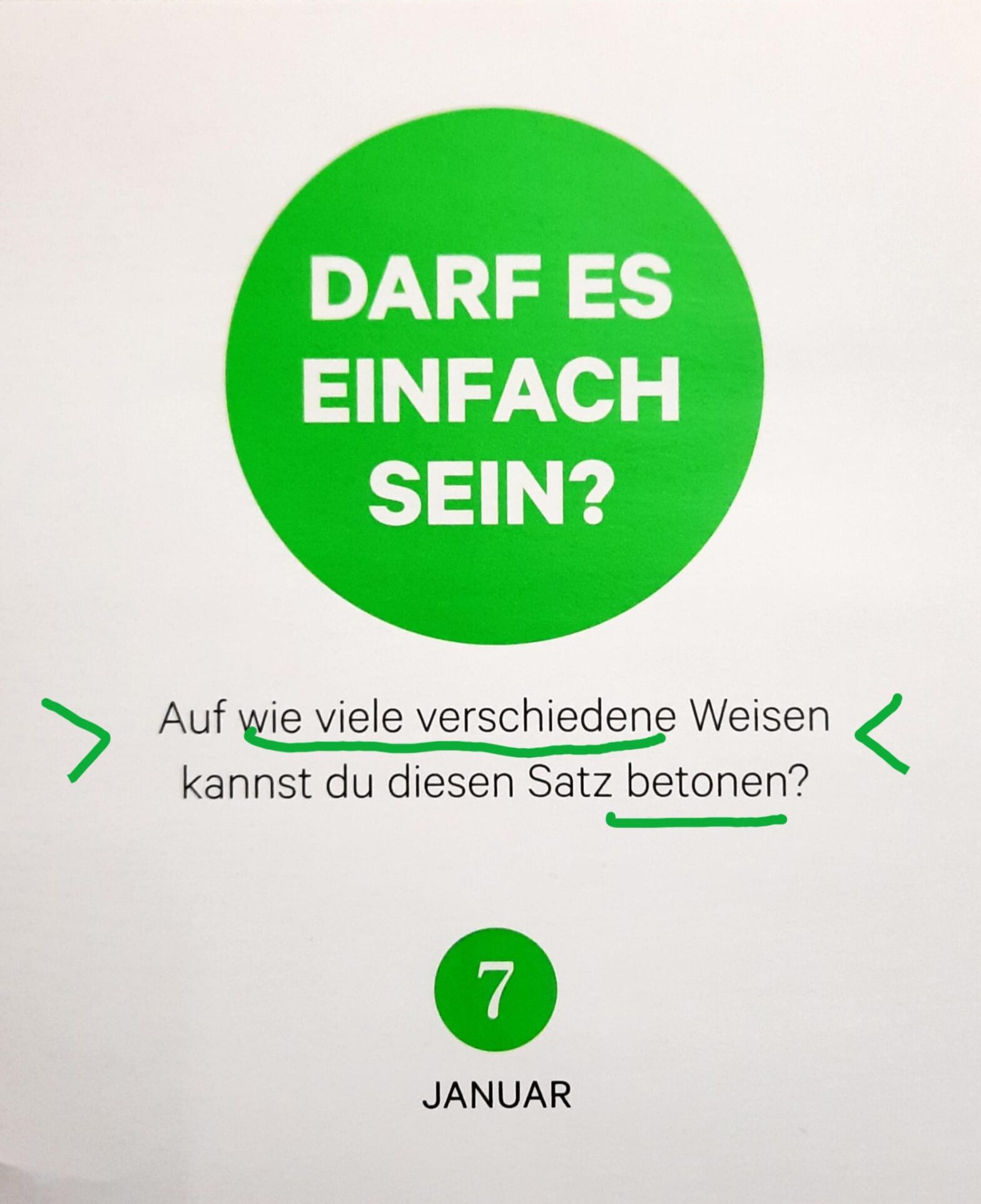 Weißer Schriftzug bestehend aus den Worten DARF ES EINFACH SEIN auf einem grün hinterlegten großen Punkt mit der Frage: "Auf wie viele verschiedene Weisen kannst du diesen Satz betonen? Darunter Tagesdatum 7. Januar